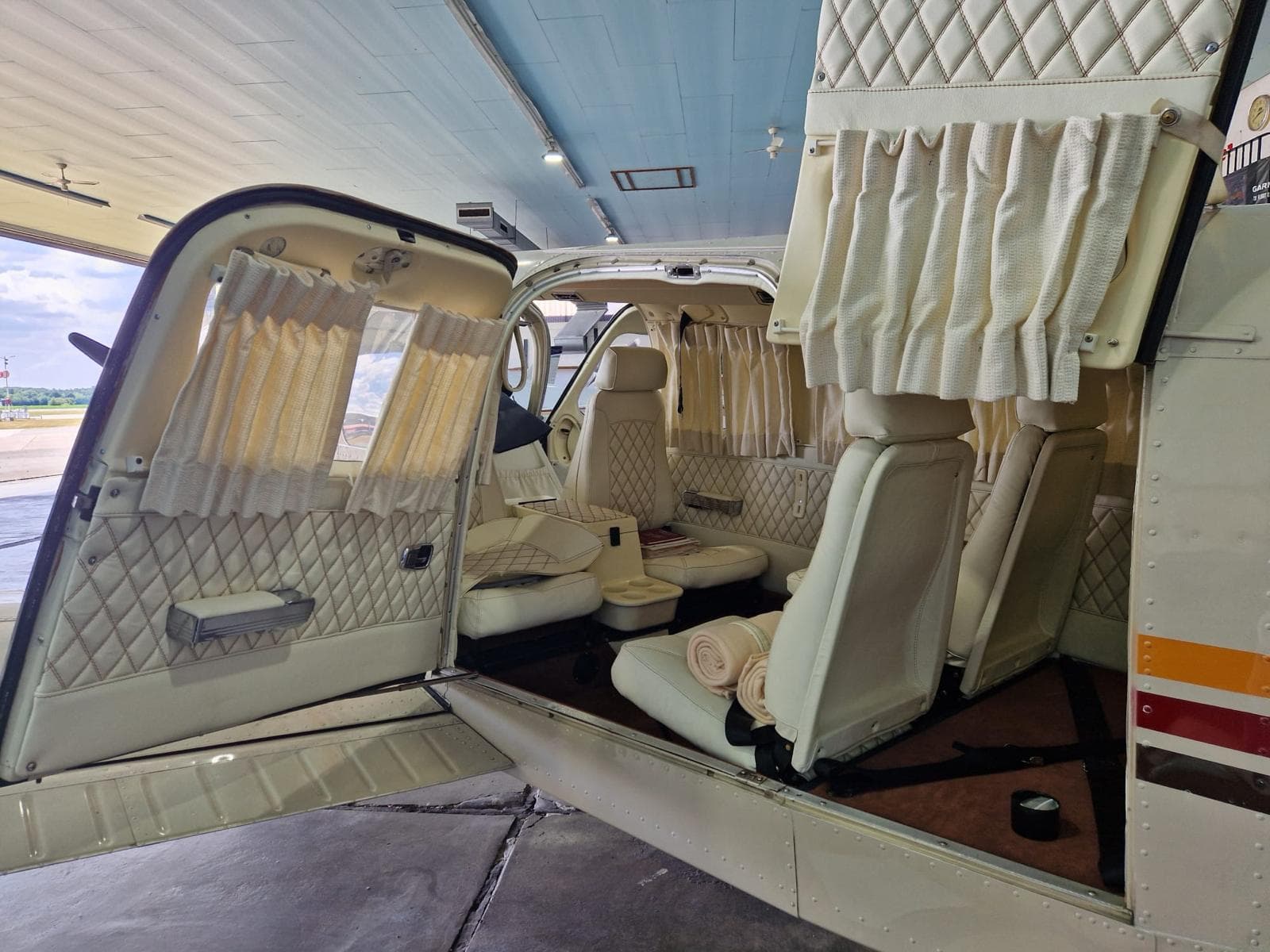 Piper Saratoga – Kabine für Mitflüge